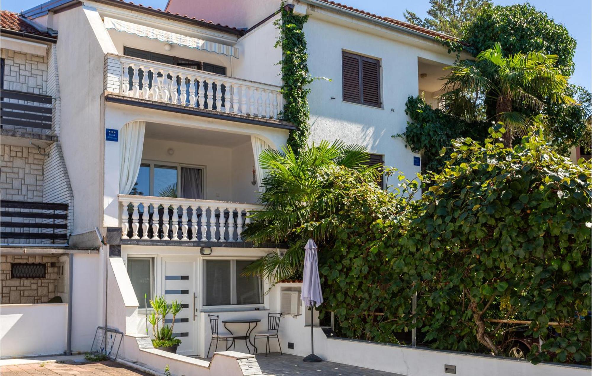 Stunning Apartment In Malinska With Kitchen Exterior foto